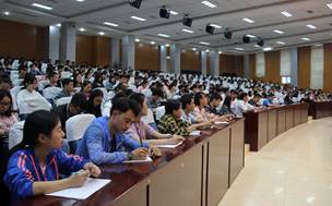 学院党委书记马传松教授为第十期“青马工程”暨第十三期业余团校学员作专题报告