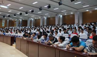 学院党委书记马传松教授为第十期“青马工程”暨第十三期业余团校学员作专题报告