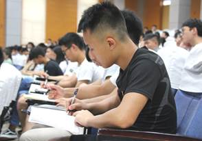 学院宣传统战处处长王劲松为第十期“青马工程”暨第十三期业余团校学员作专题报告