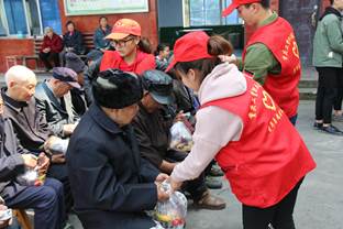 重庆工贸职业技术学院青年志愿者服务队赴龙桥敬老院慰问老人