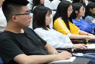 学院宣传统战处处长王劲松为第十期“青马工程”暨第十三期业余团校学员作专题报告