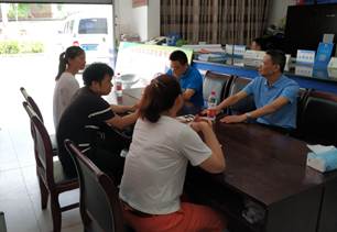 学院领导调研暑期带薪实习工作并看望实习学生